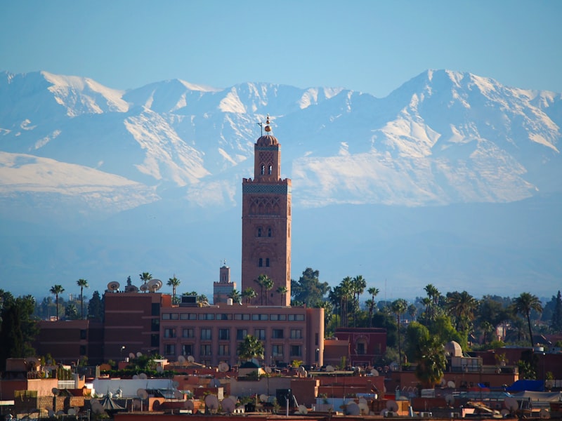Marrakech, mosquée Koutoubia et montagnes de l'Atlas