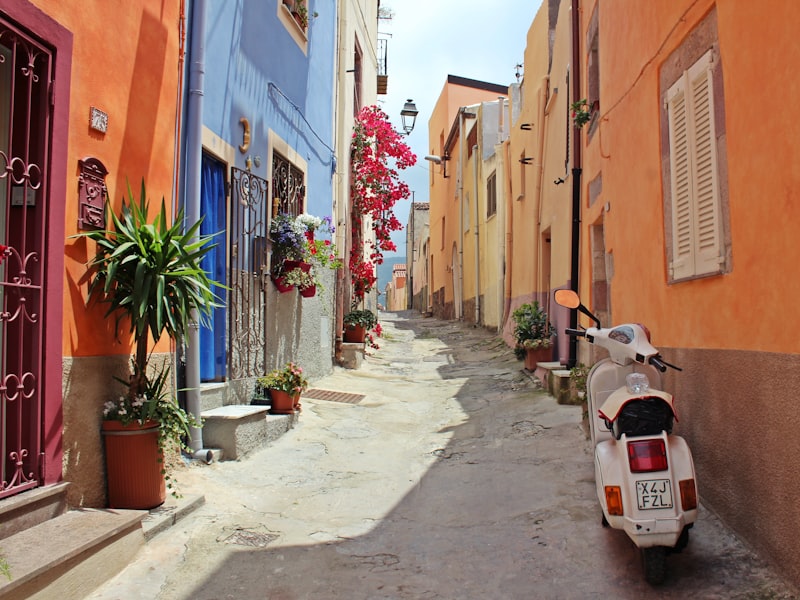 Ruelle colorée en Sicile avec Vespa